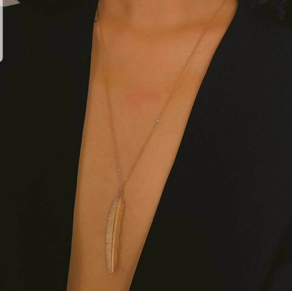 *Portia* Gold Leaf Pendant Necklace - Picture 4 of 5